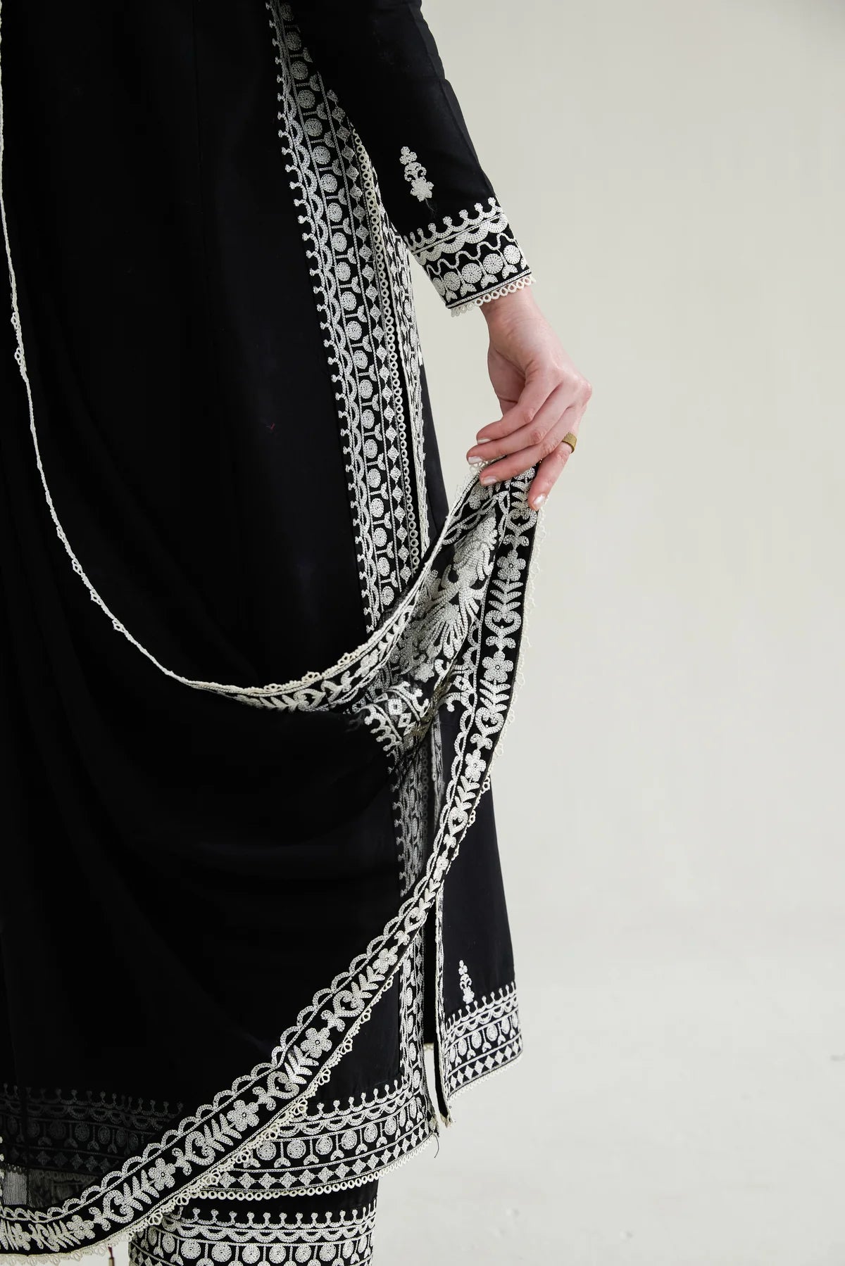 BLACK LUXURY EMBROIDERED LAWN 3PCS SET (NPA3-26402)